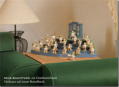 Ein Grünhainichener Engelorchester von Wendt und Kühn auf einem Beistelltisch dekoriert.